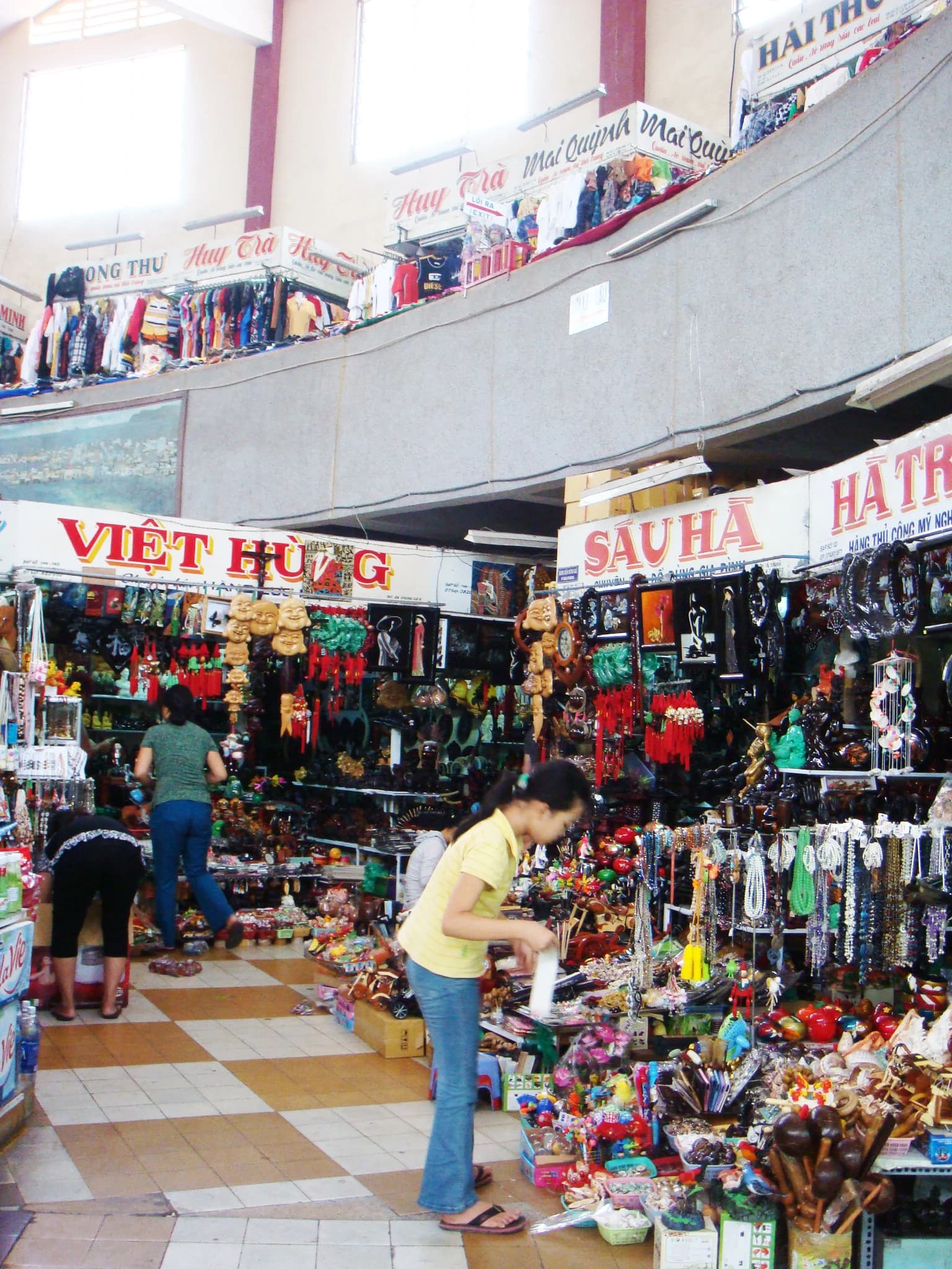 Khu hàng khô và hải sản chợ Đầm